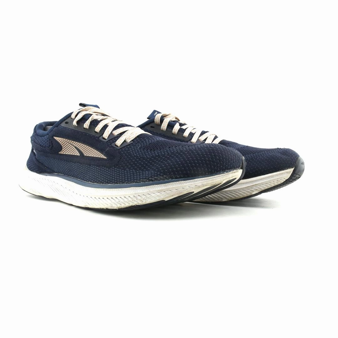 ALTRA  ESCALANTE 3 lightweight athletic shoe look