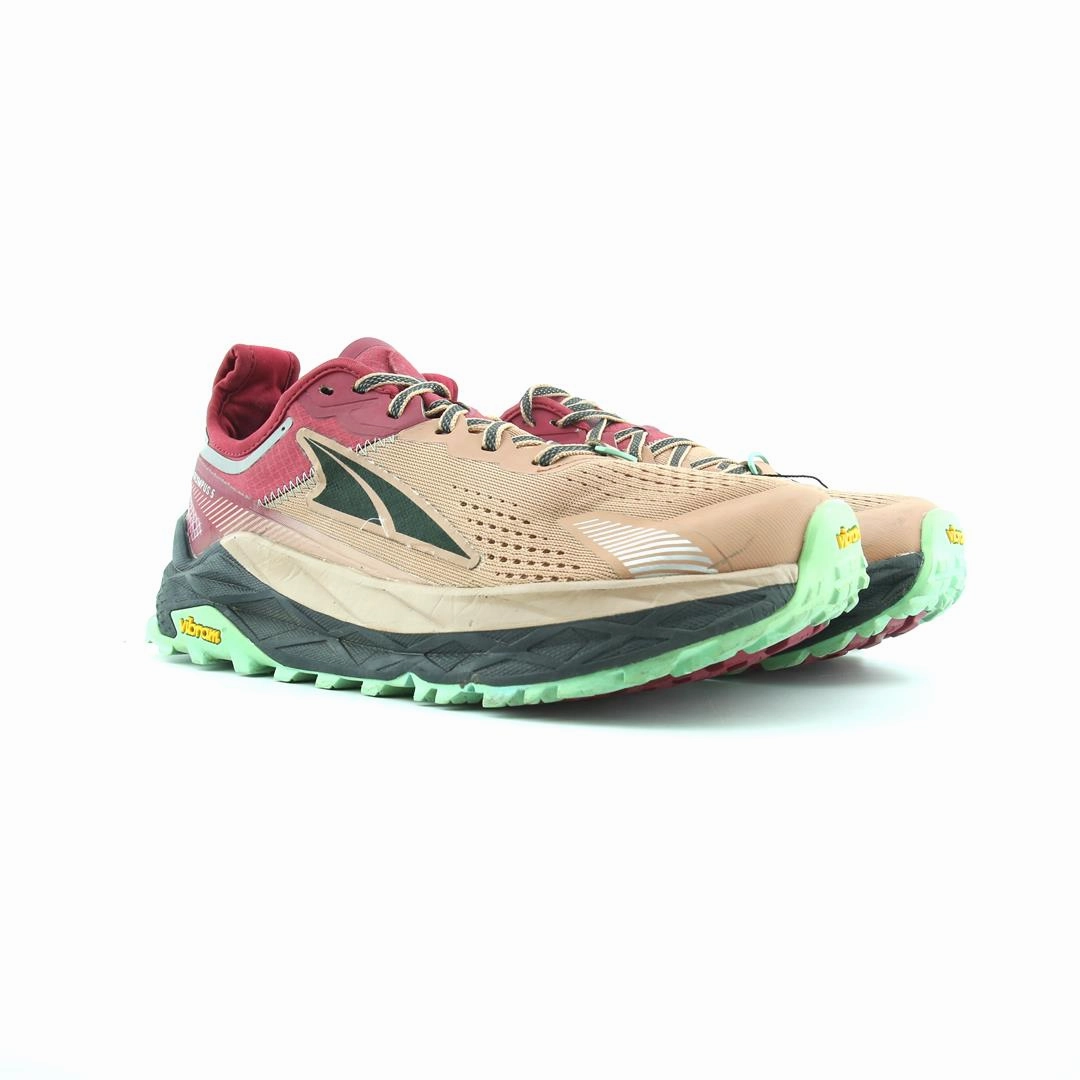 ALTRA OLYMPUS 5 lightweight athletic shoe look