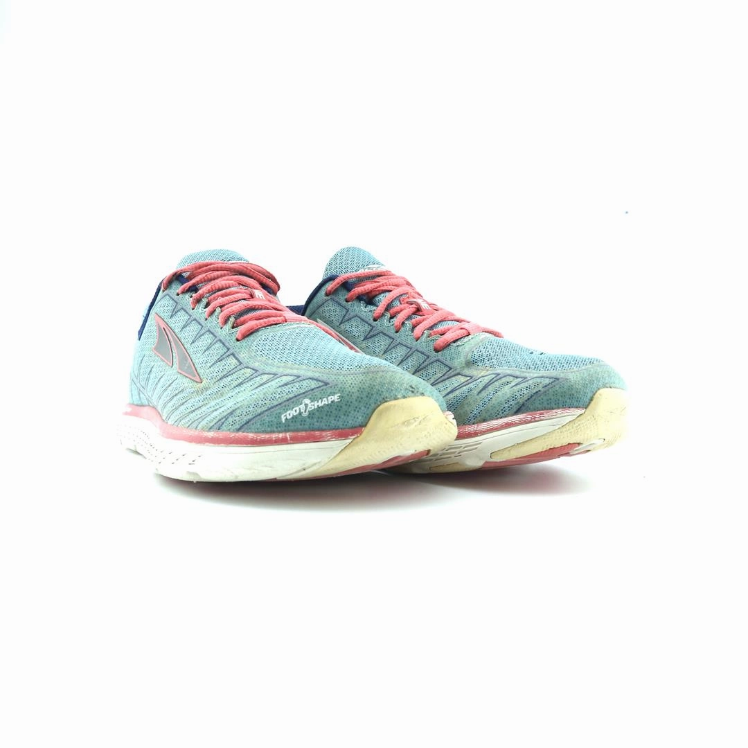 ALTRA ONE V3 lightweight athletic shoe look