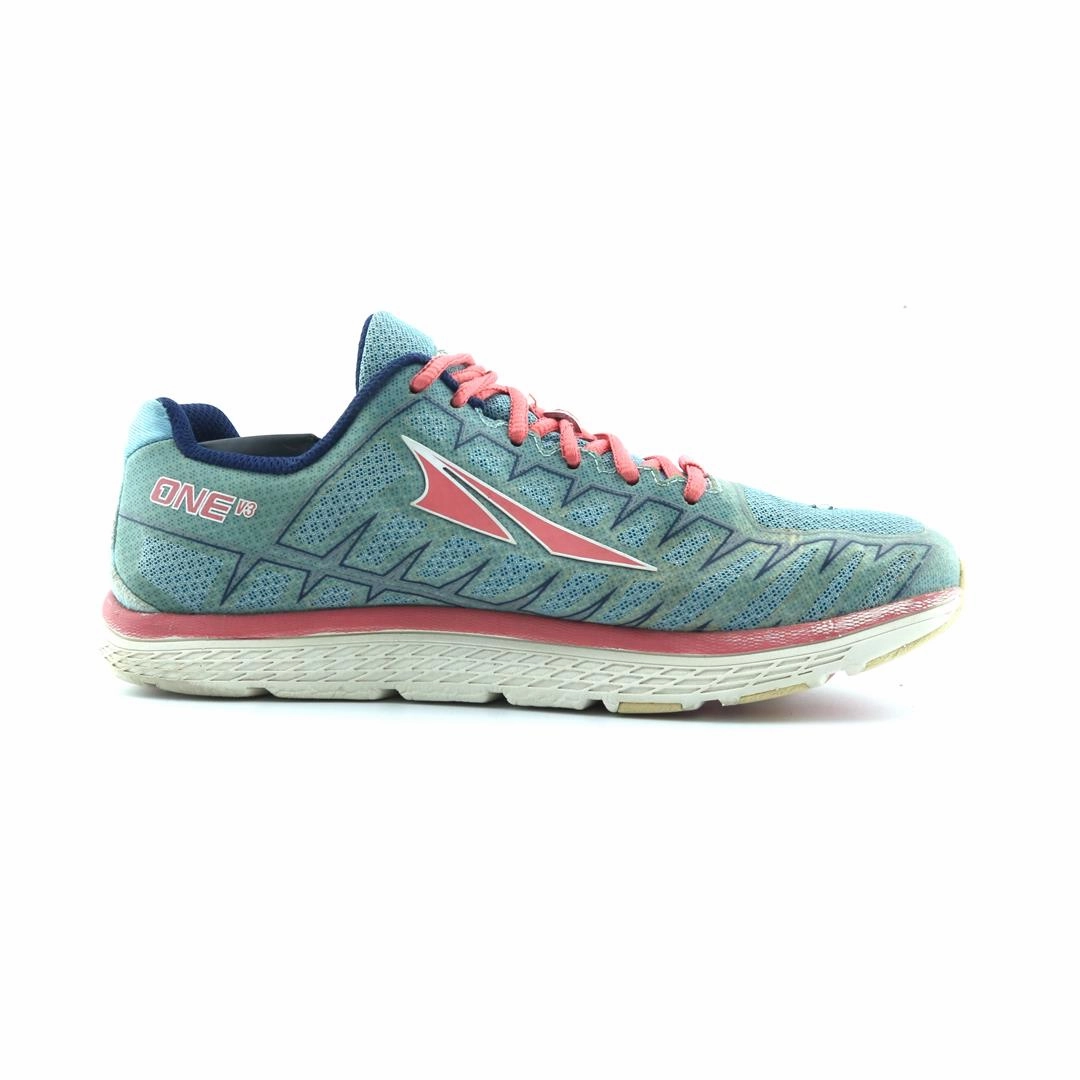 ALTRA ONE V3 lightweight athletic shoe look