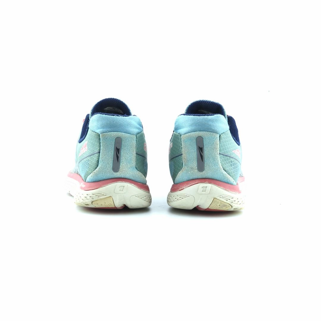 ALTRA ONE V3 lightweight athletic shoe look