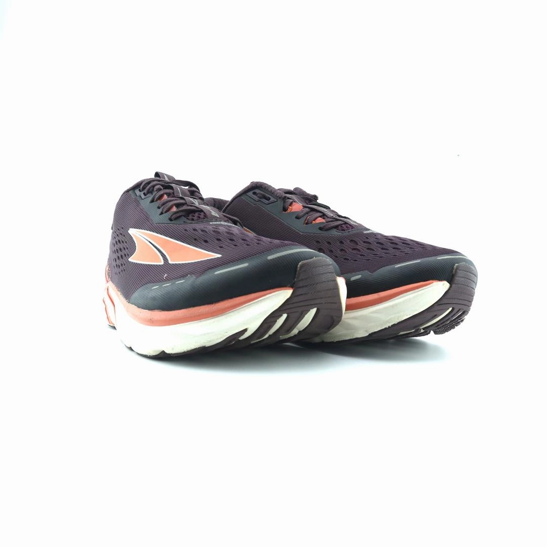 ALTRA TORIN 4 lightweight athletic shoe look