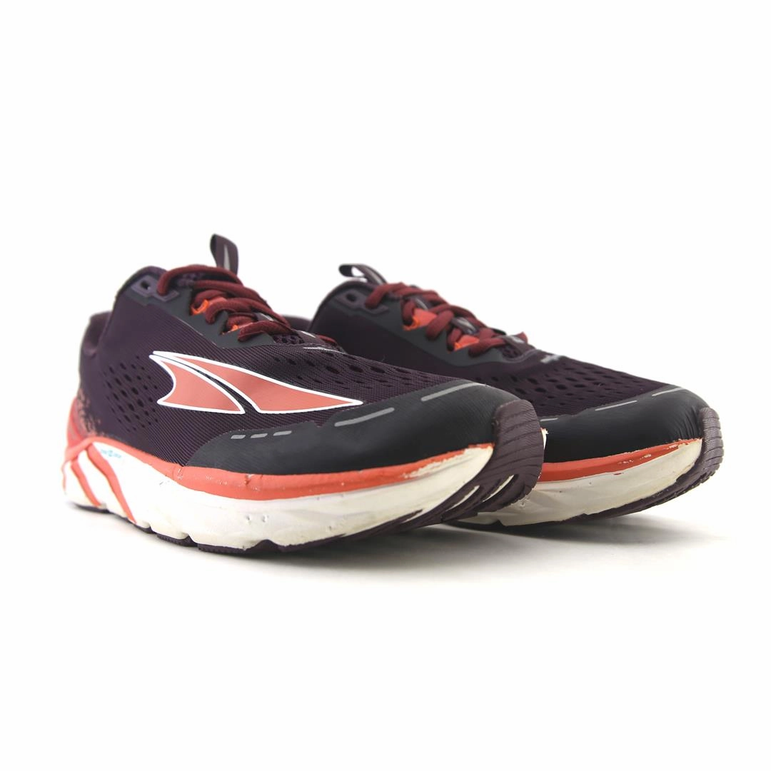 ALTRA TORIN 4 lightweight athletic shoe look