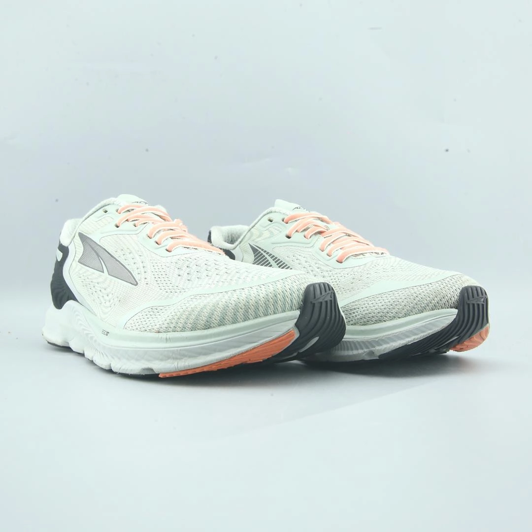ALTRA  TORIN 5 lightweight athletic shoe look