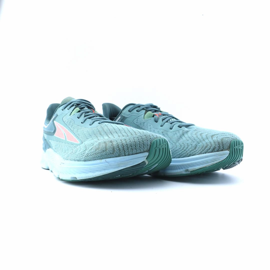 ALTRA TROIN 6 lightweight athletic shoe look