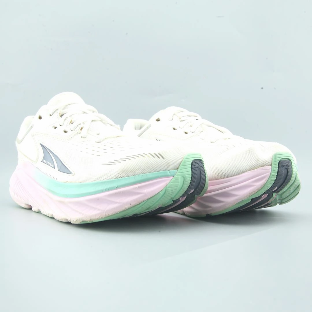 ALTRA VIA OLYMPUS lightweight athletic shoe look