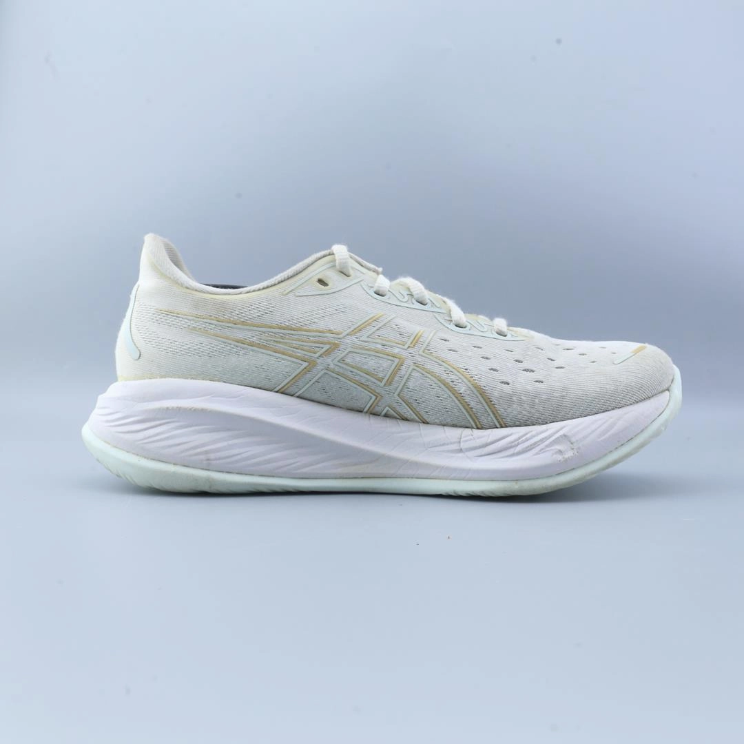 ASICS GEL CUMULUS 26 performance running shoe photos