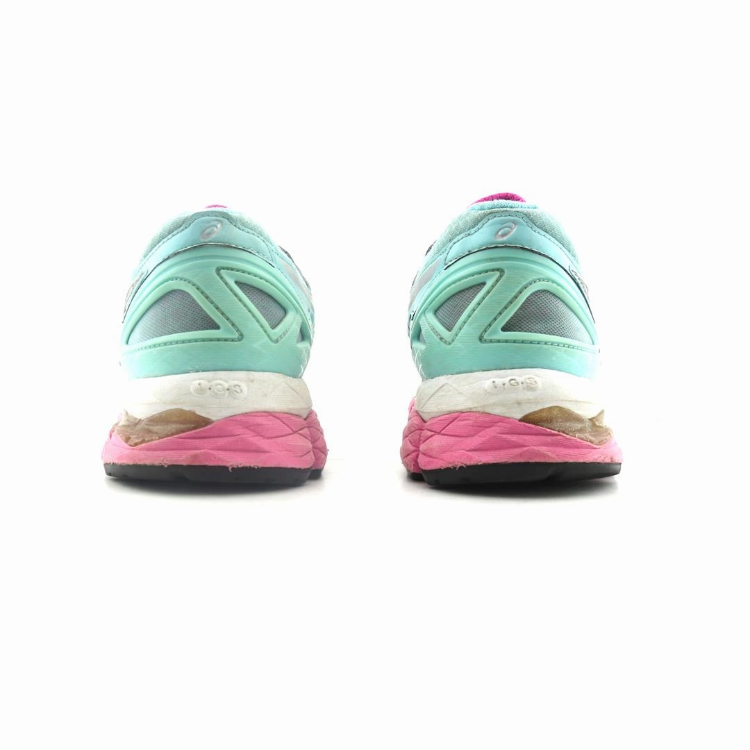 ASICS GEL-KAYANO 22 lightweight athletic shoe visuals