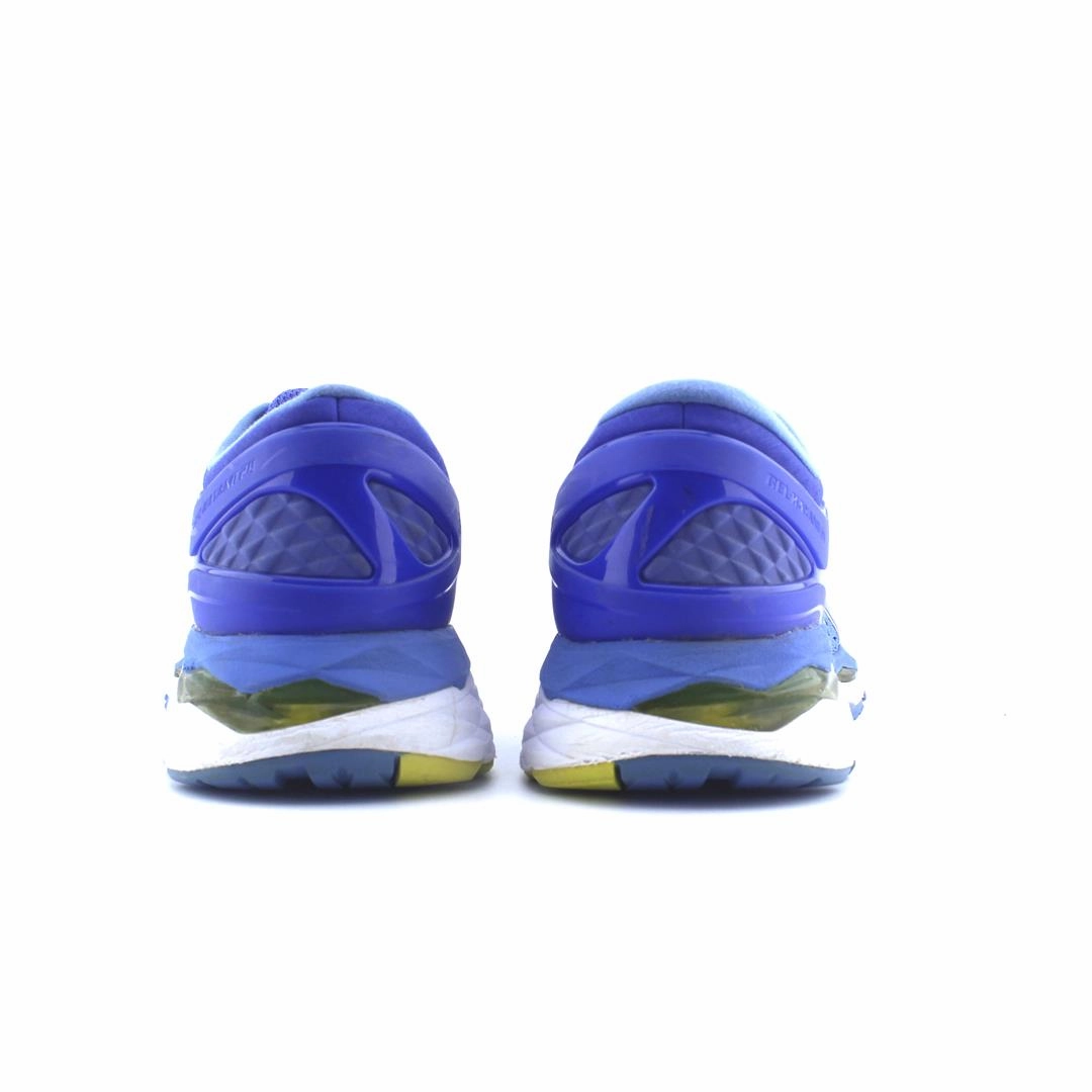 ASICS GEL-KAYANO 24 lightweight athletic shoe visuals