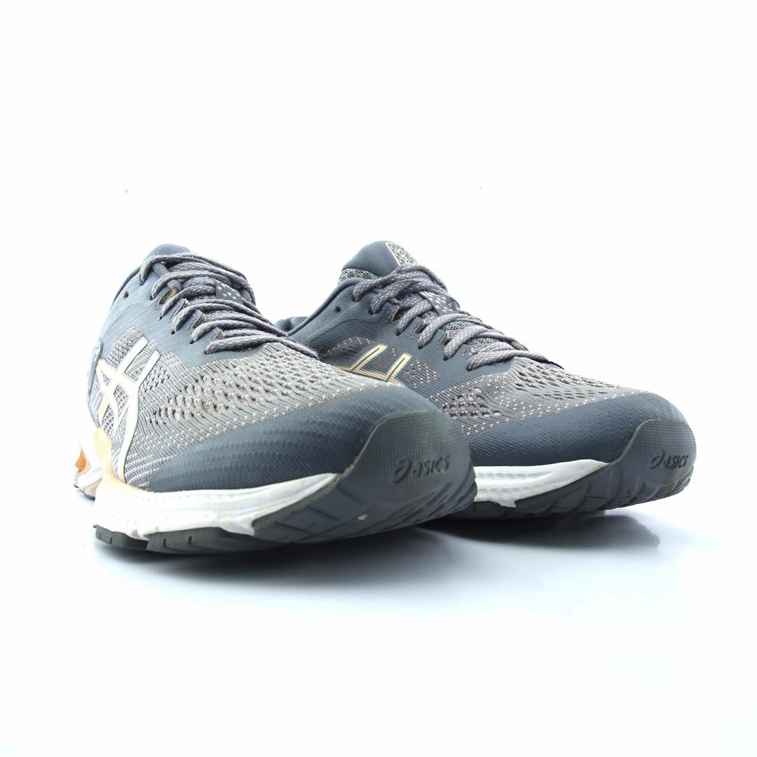 ASICS GEL-KAYANO 26 lightweight athletic shoe visuals