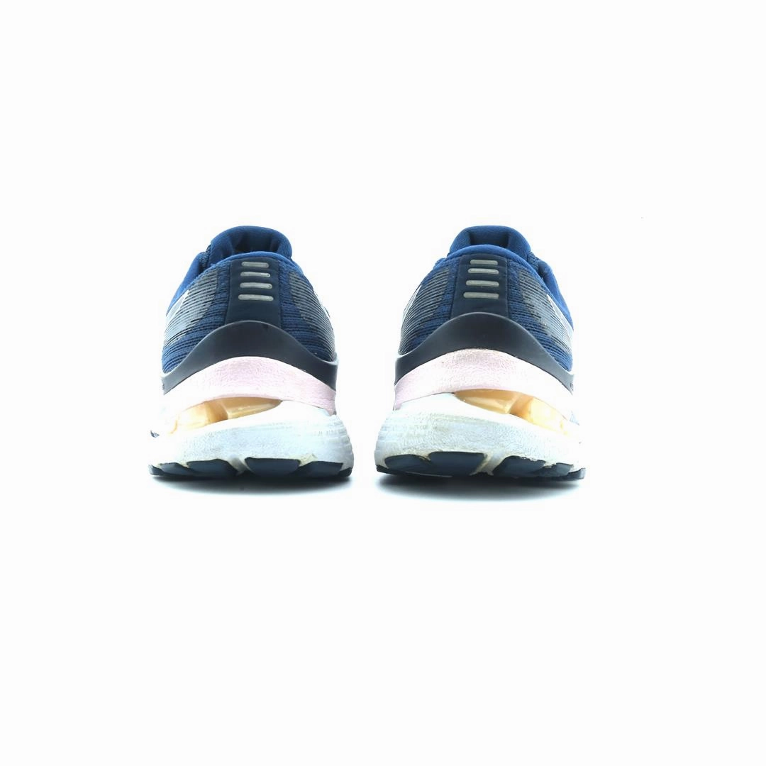 ASICS GEL-KAYANO 28 lightweight athletic shoe visuals