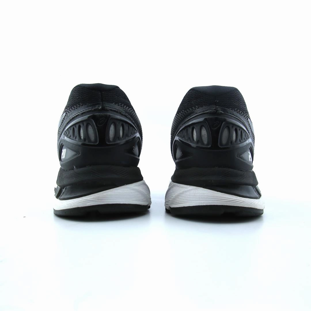 ASICS GEL NIMBUS 20 performance running shoe photos