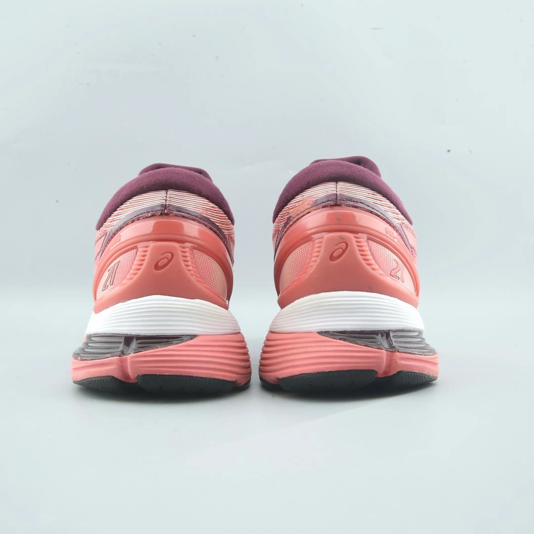 ASICS GEL NIMBUS 21 performance running shoe photos