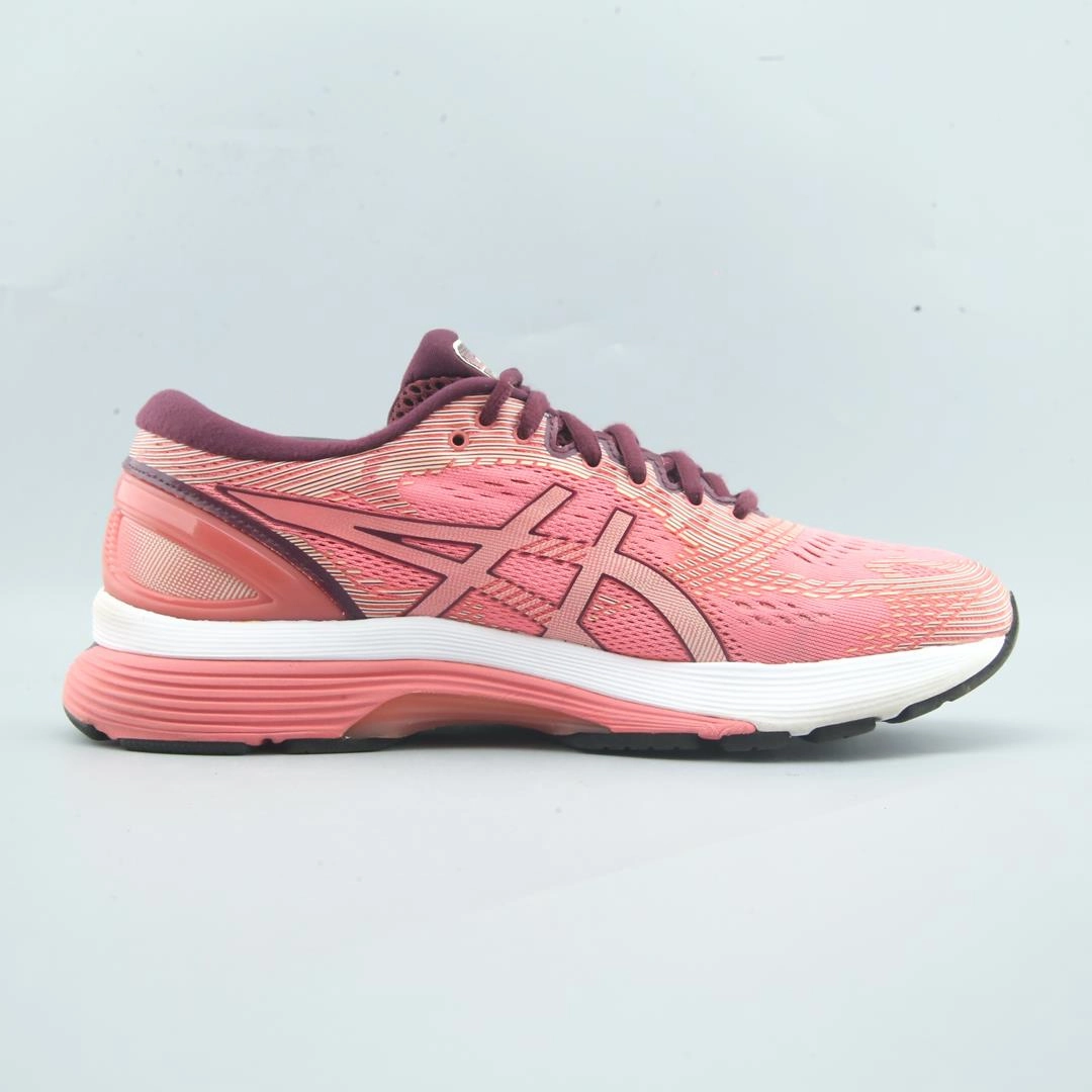 ASICS GEL NIMBUS 21 performance running shoe photos