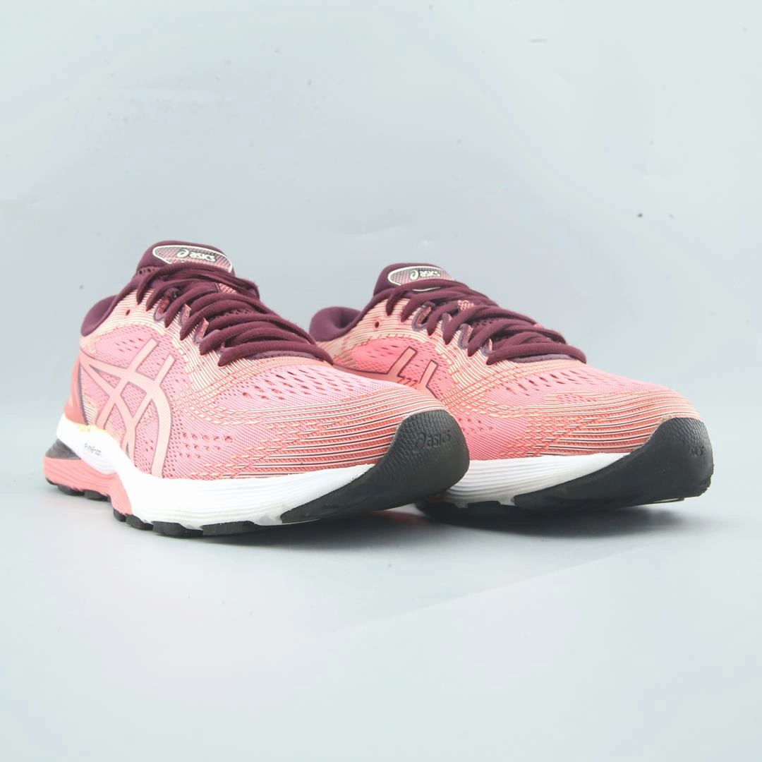 ASICS GEL NIMBUS 21 performance running shoe photos