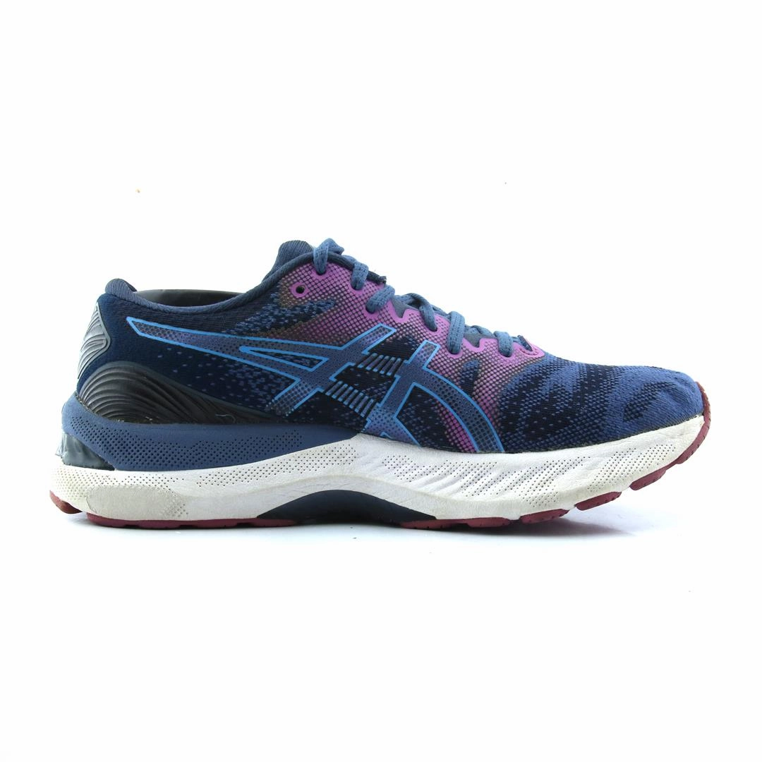 ASICS GEL NIMBUS 23 performance running shoe photos