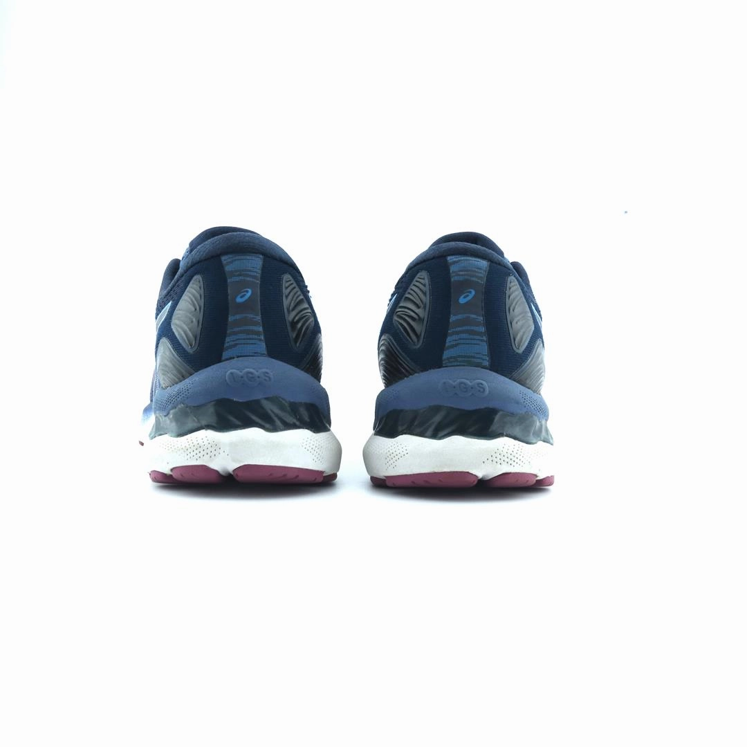 ASICS GEL NIMBUS 23 performance running shoe photos