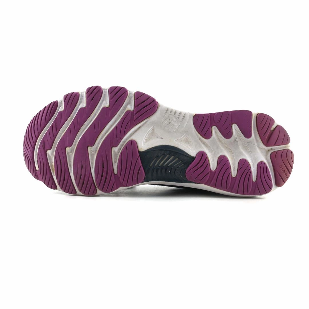 ASICS GEL-NIMBUS 23 sporty Asics footwear images