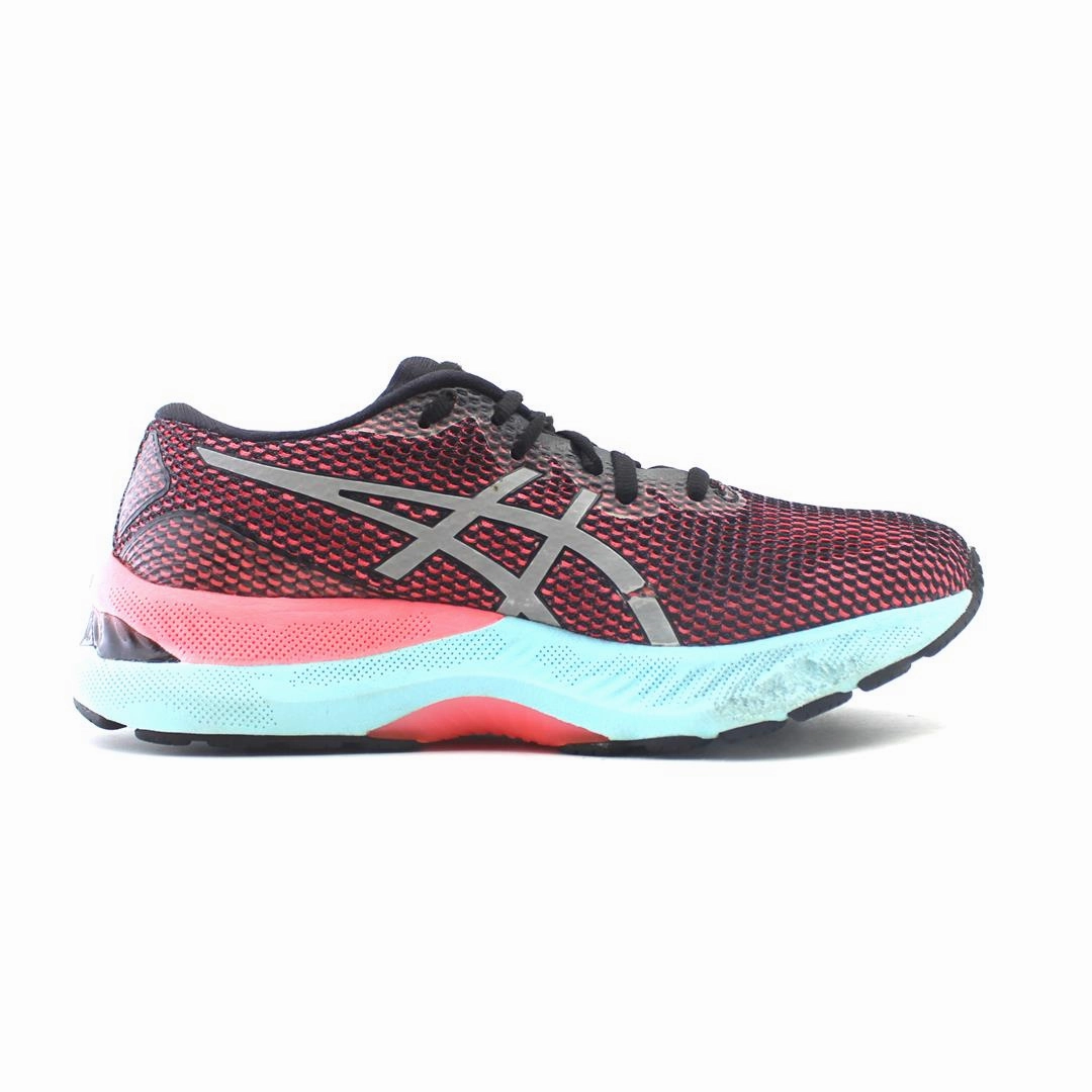 ASICS GEL-NIMBUS 23 sporty Asics footwear images