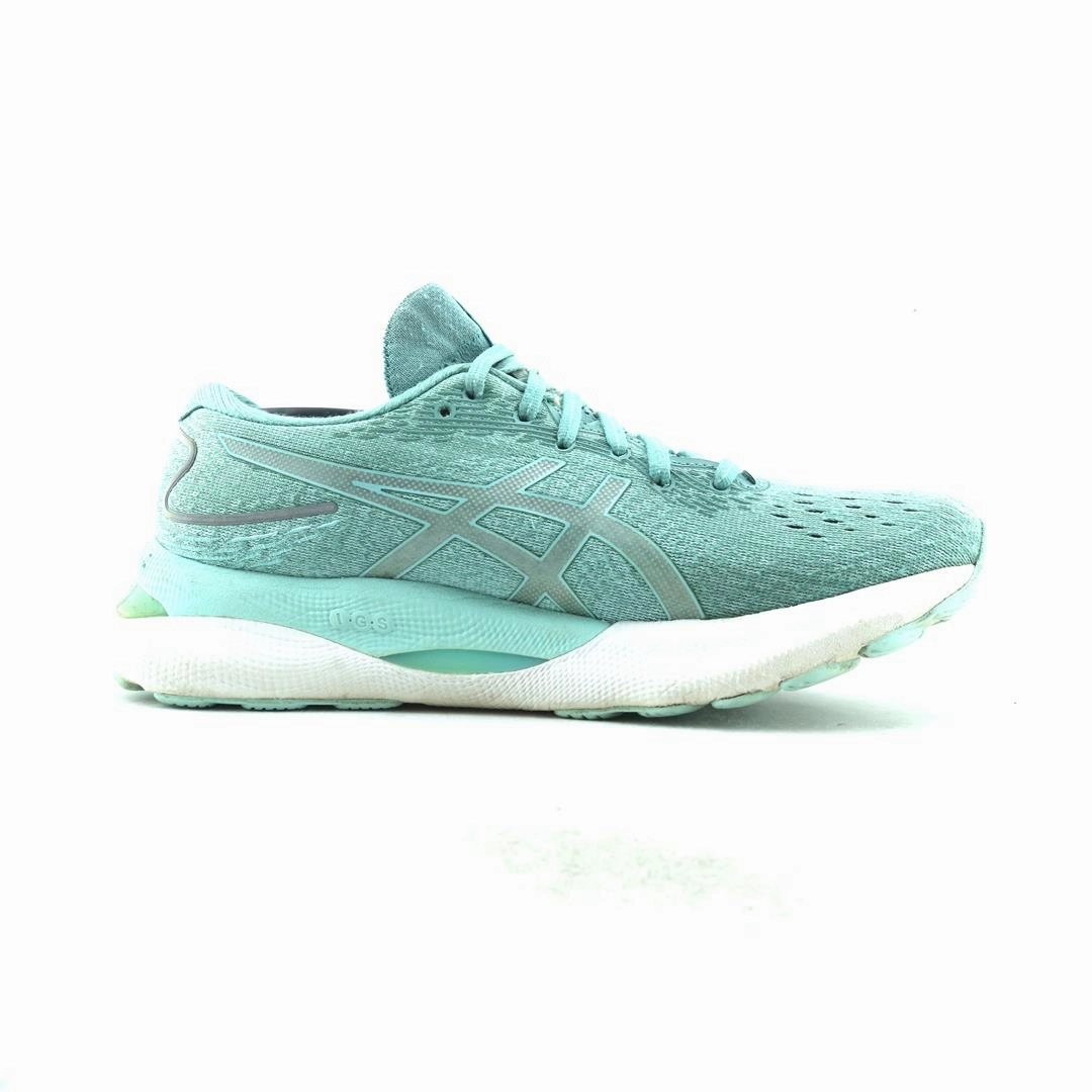 ASICS GEL NIMBUS 24 performance running shoe photos