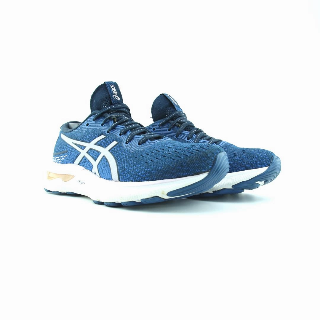 ASICS GEL NIMBUS 24 performance running shoe photos