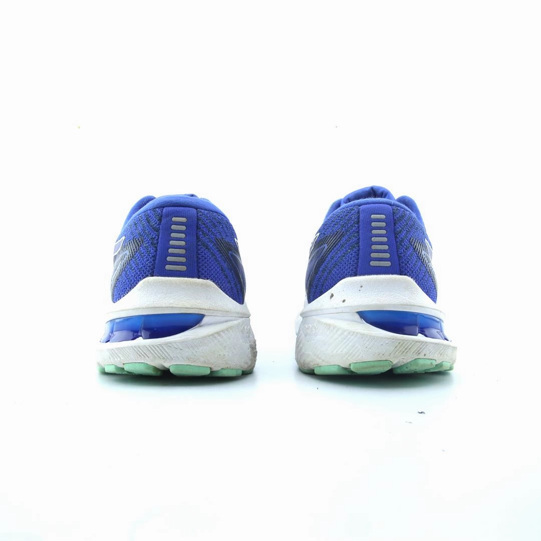 ASICS GT 2000 10 lightweight athletic shoe visuals
