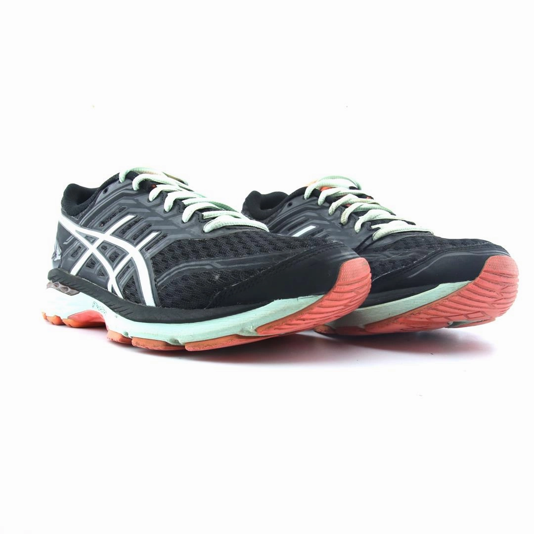 ASICS GT-2000 5 lightweight athletic shoe visuals