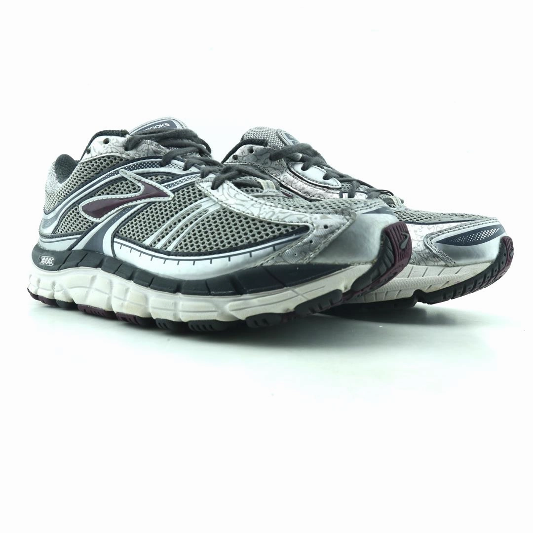 BROOKS ADDICTION 10 lightweight running shoe photos