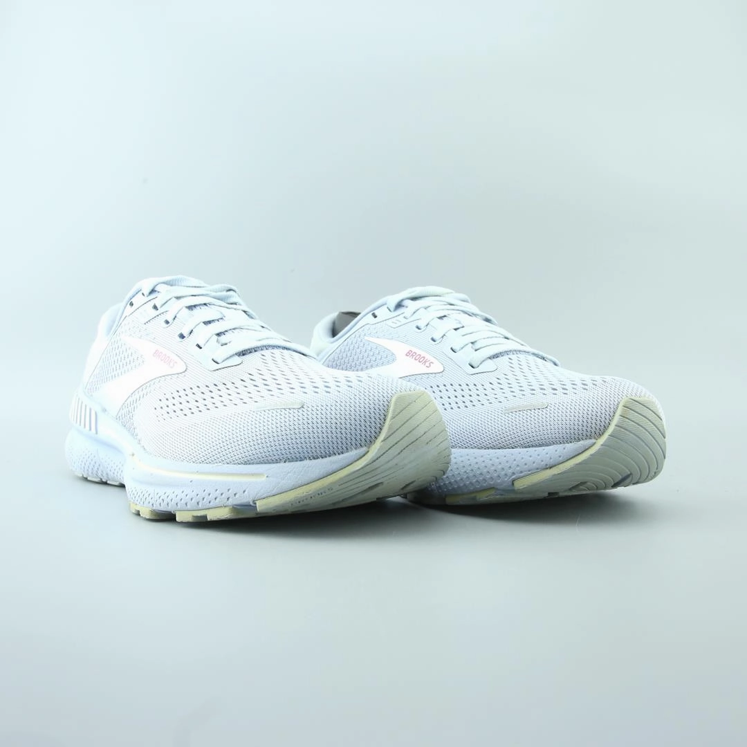 BROOKS ADRENALINE GTS 22 performance running shoe visuals