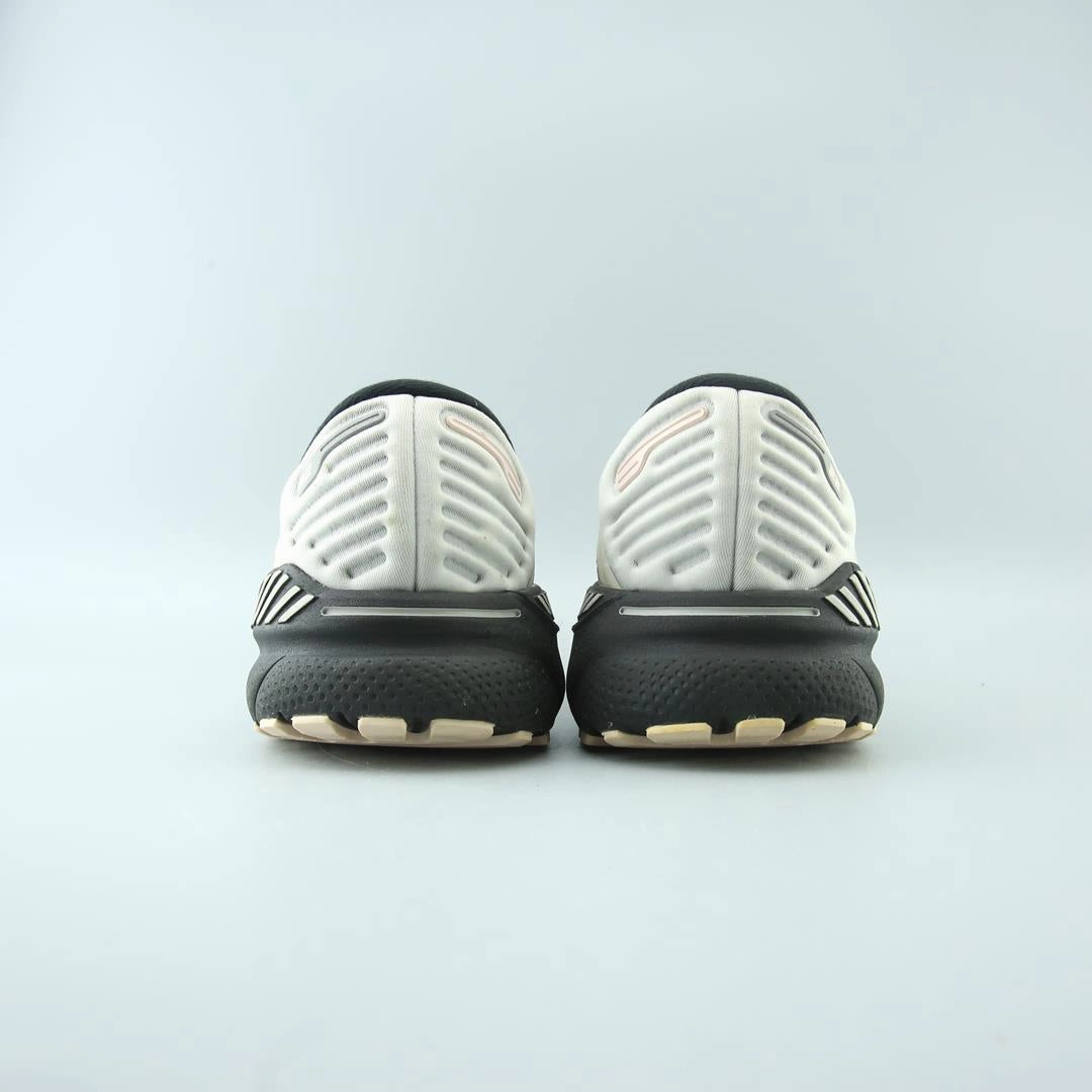 BROOKS ADRENALINE GTS 22 performance running shoe visuals