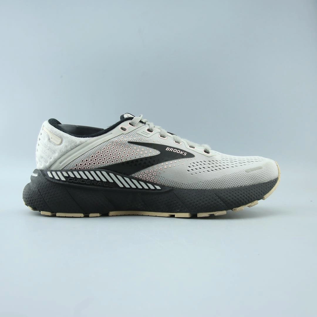 BROOKS ADRENALINE GTS 22 performance running shoe visuals