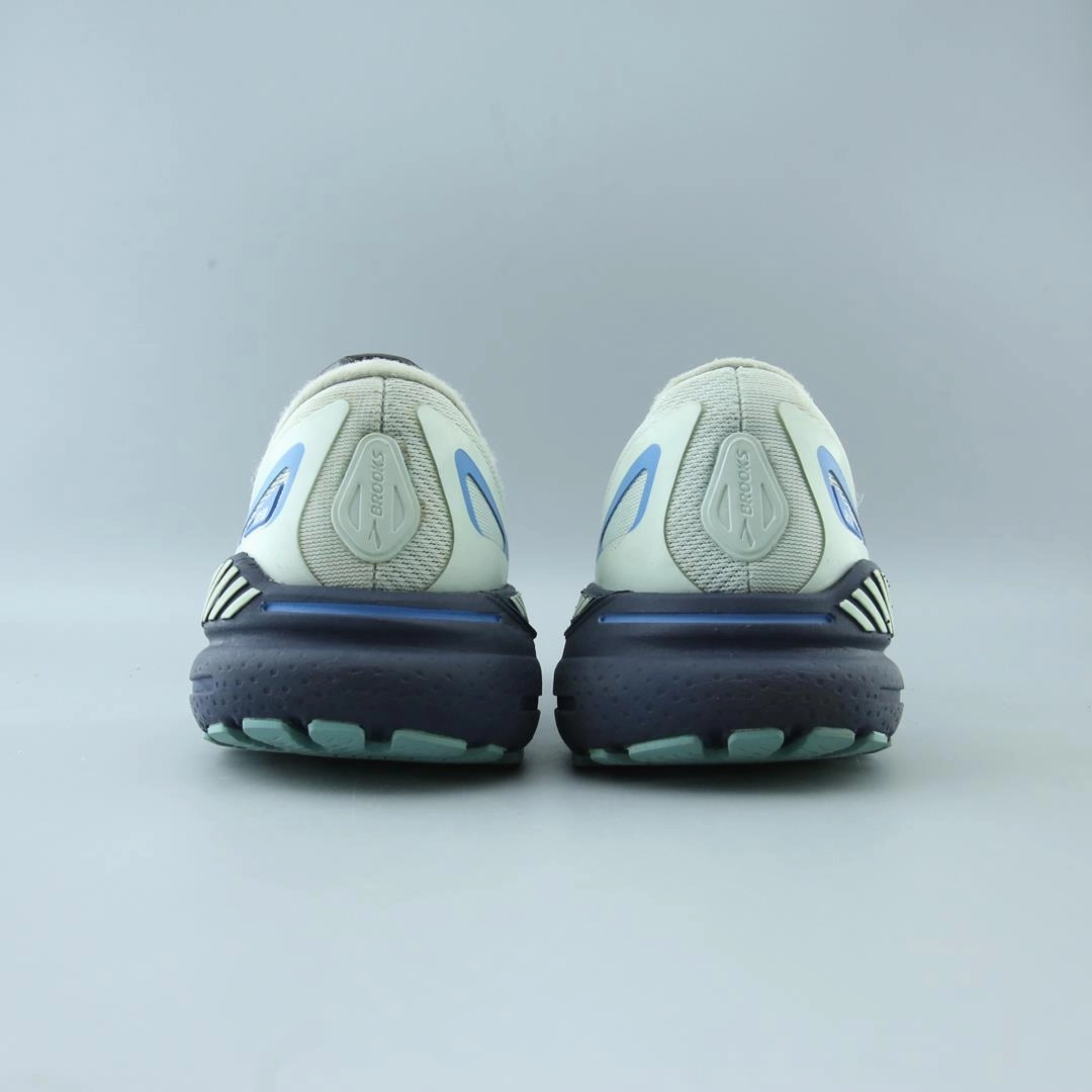 BROOKS ADRENALINE GTS 23 performance running shoe visuals