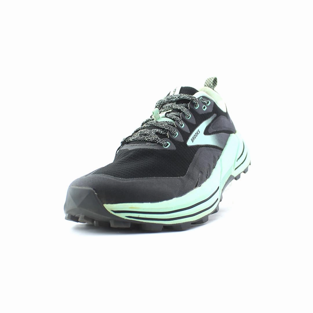 BROOKS CASCADIA 16 Brooks running footwear shots
