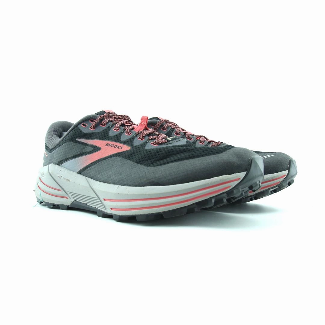 BROOKS CASCADIA 16 lightweight running shoe photos