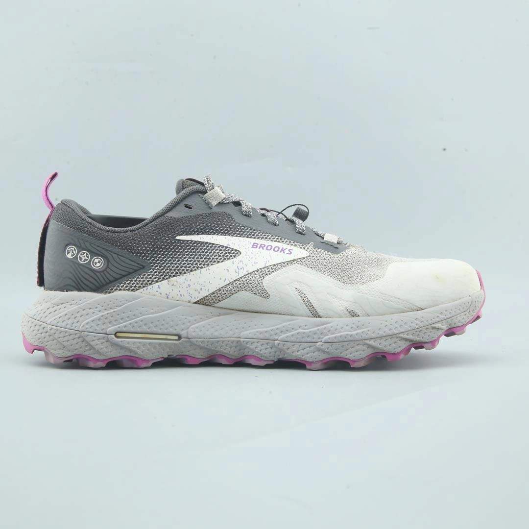 BROOKS CASCADIA 17 lightweight running shoe photos