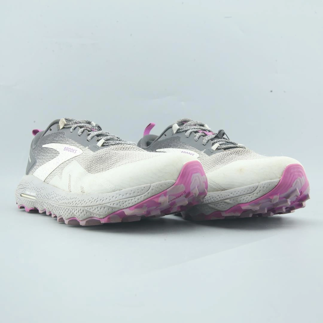 BROOKS CASCADIA 17 lightweight running shoe photos