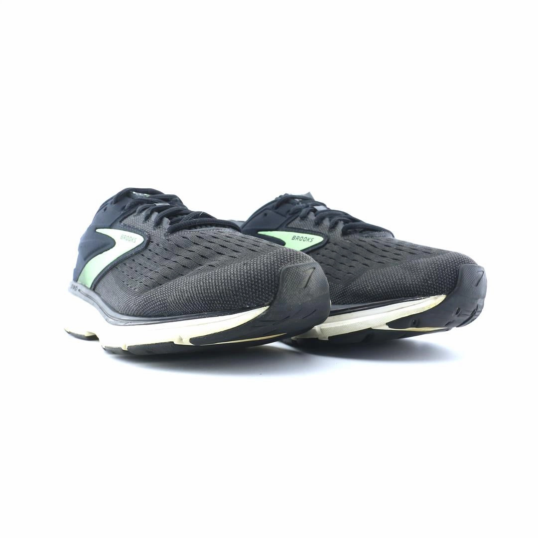 BROOKS DYAD 11 performance running shoe visuals