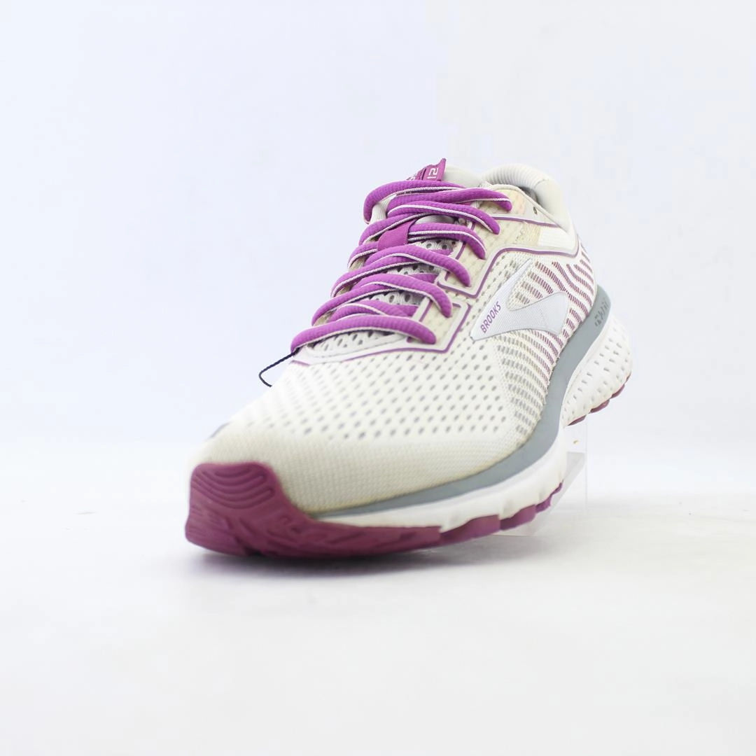 BROOKS GHOST 12 Brooks running footwear shots