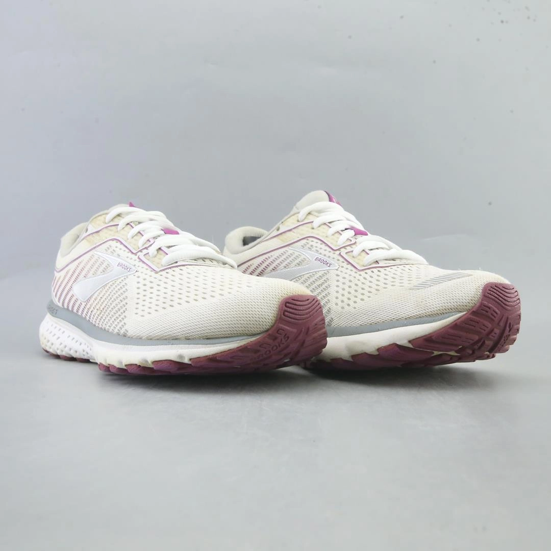 BROOKS GHOST 12 Brooks running shoe close-ups