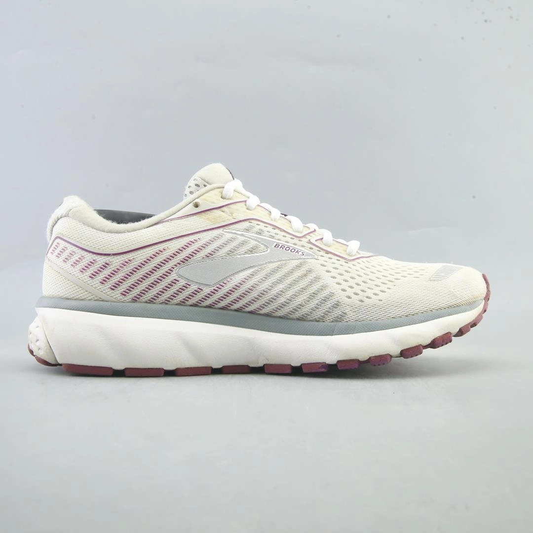 BROOKS GHOST 12 Brooks running shoe close-ups