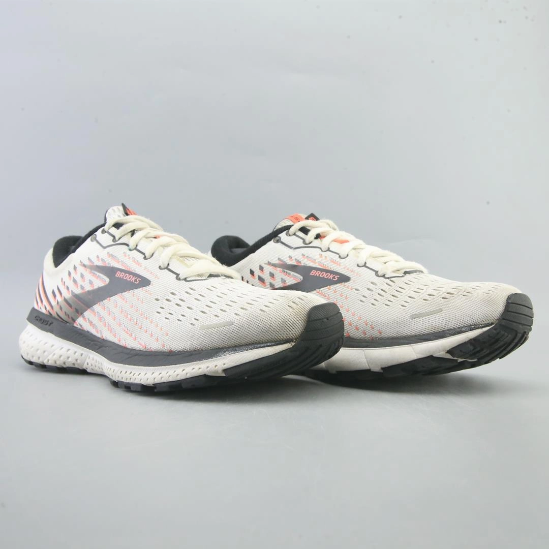 BROOKS GHOST 13 Brooks running shoe close-ups