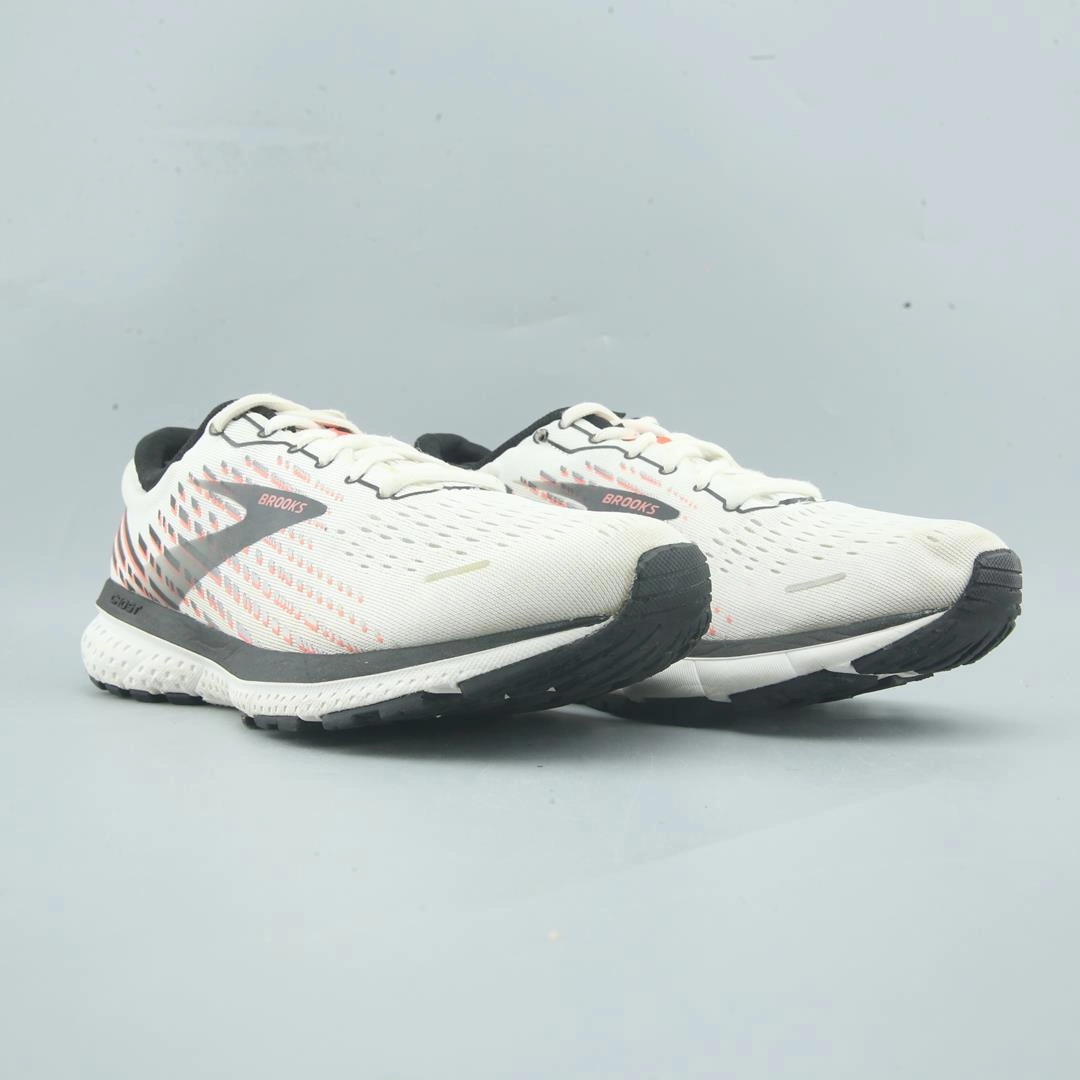BROOKS GHOST 13 lightweight running shoe photos