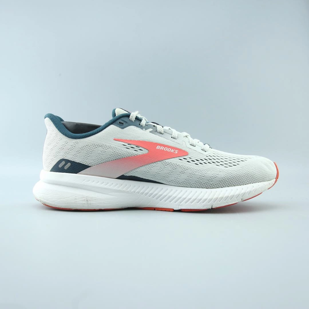 BROOKS LAUNCH 8 performance running shoe visuals