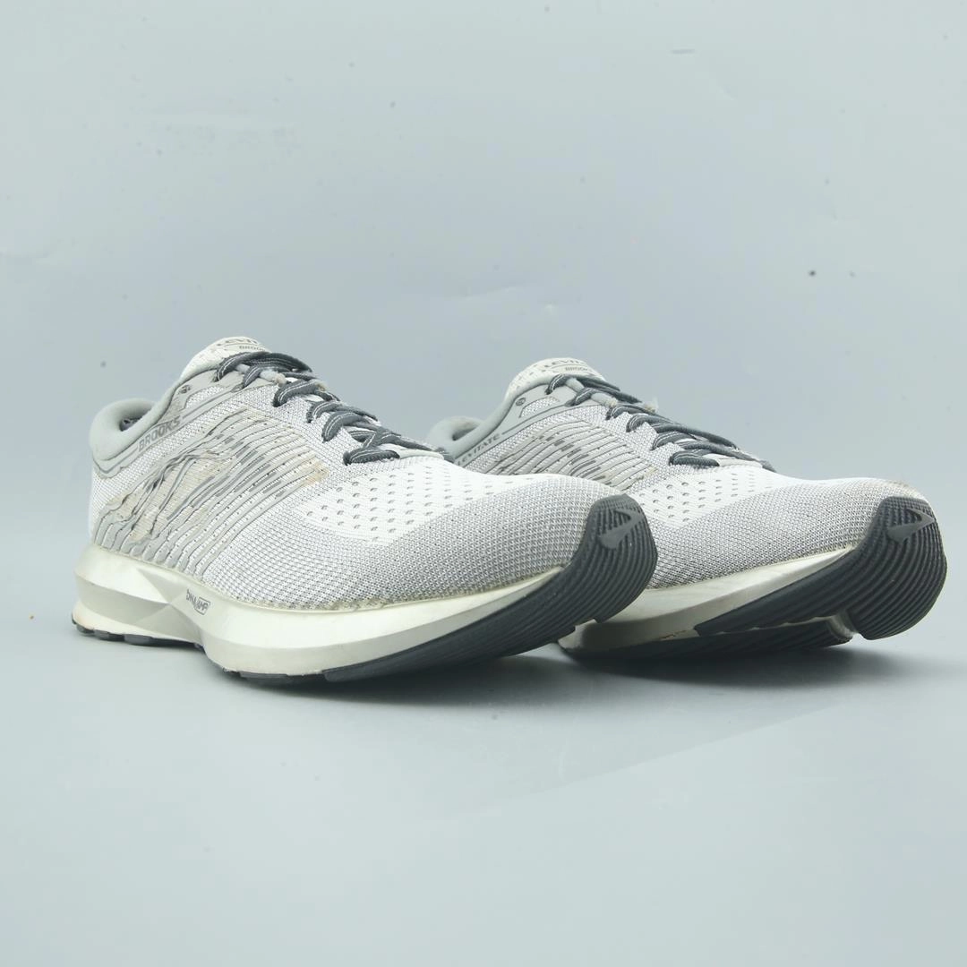 BROOKS LEVITATE lightweight running shoe photos
