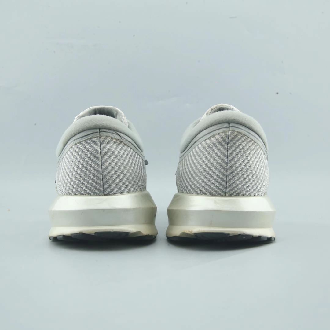 BROOKS LEVITATE lightweight running shoe photos