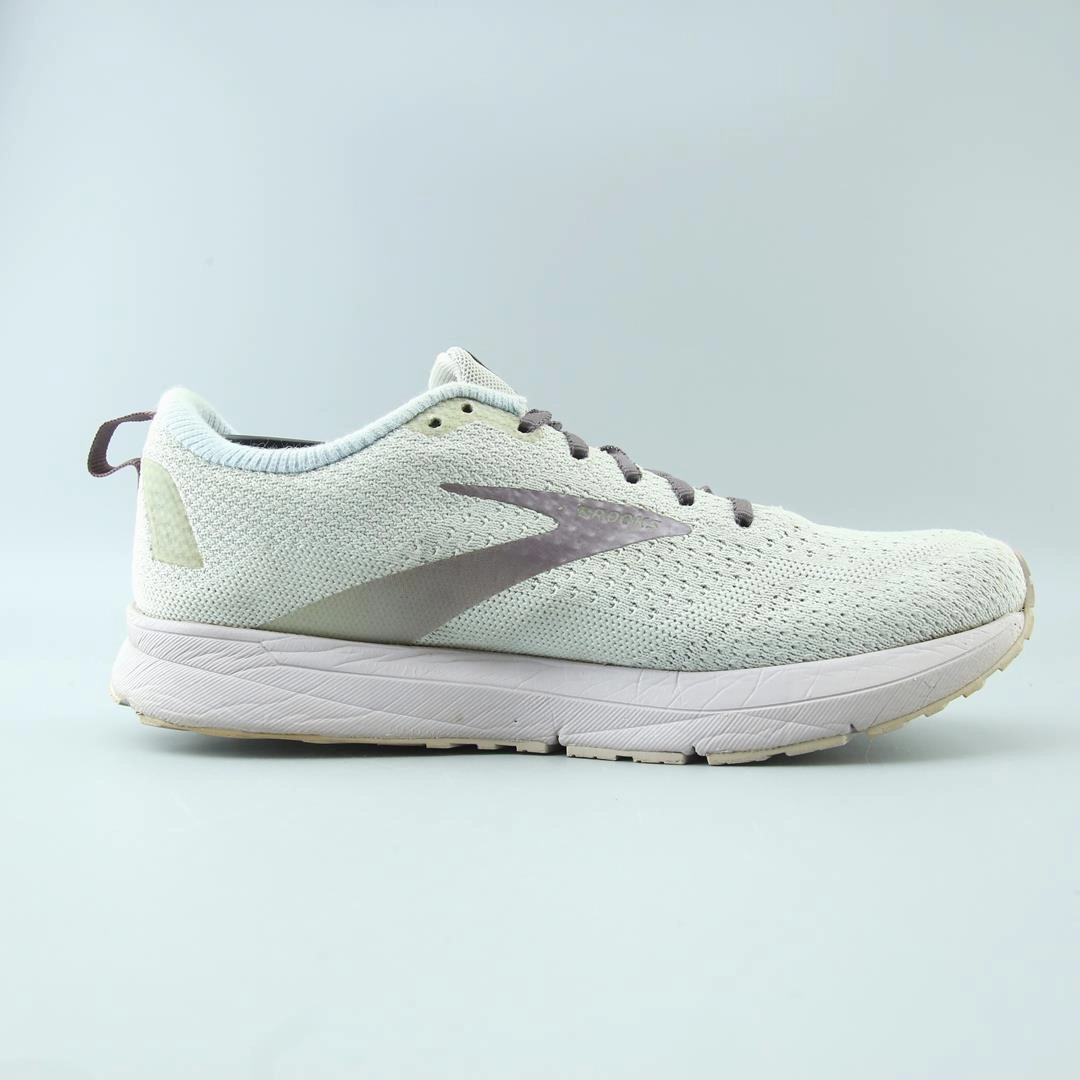BROOKS REVEL 4 performance running shoe visuals