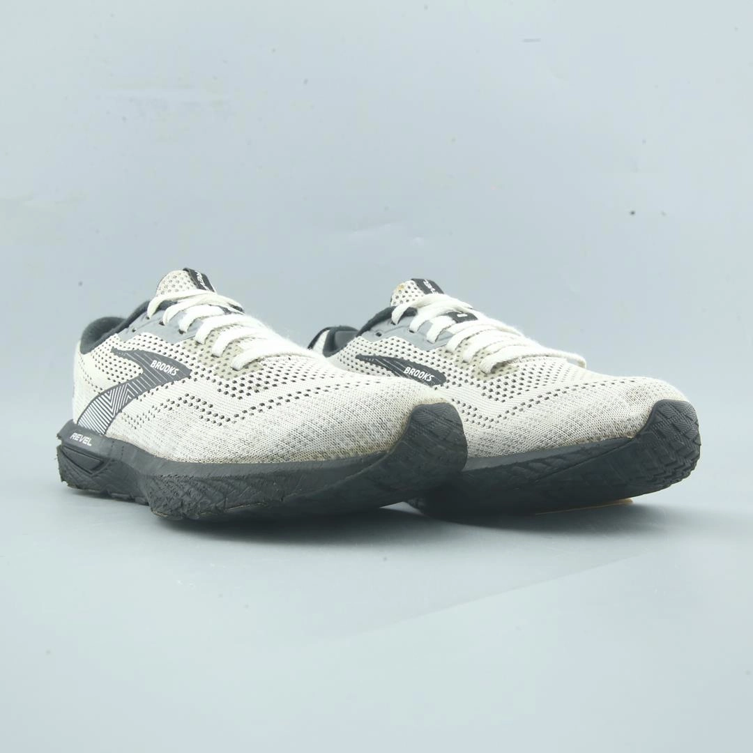 BROOKS REVEL 6 lightweight running shoe photos