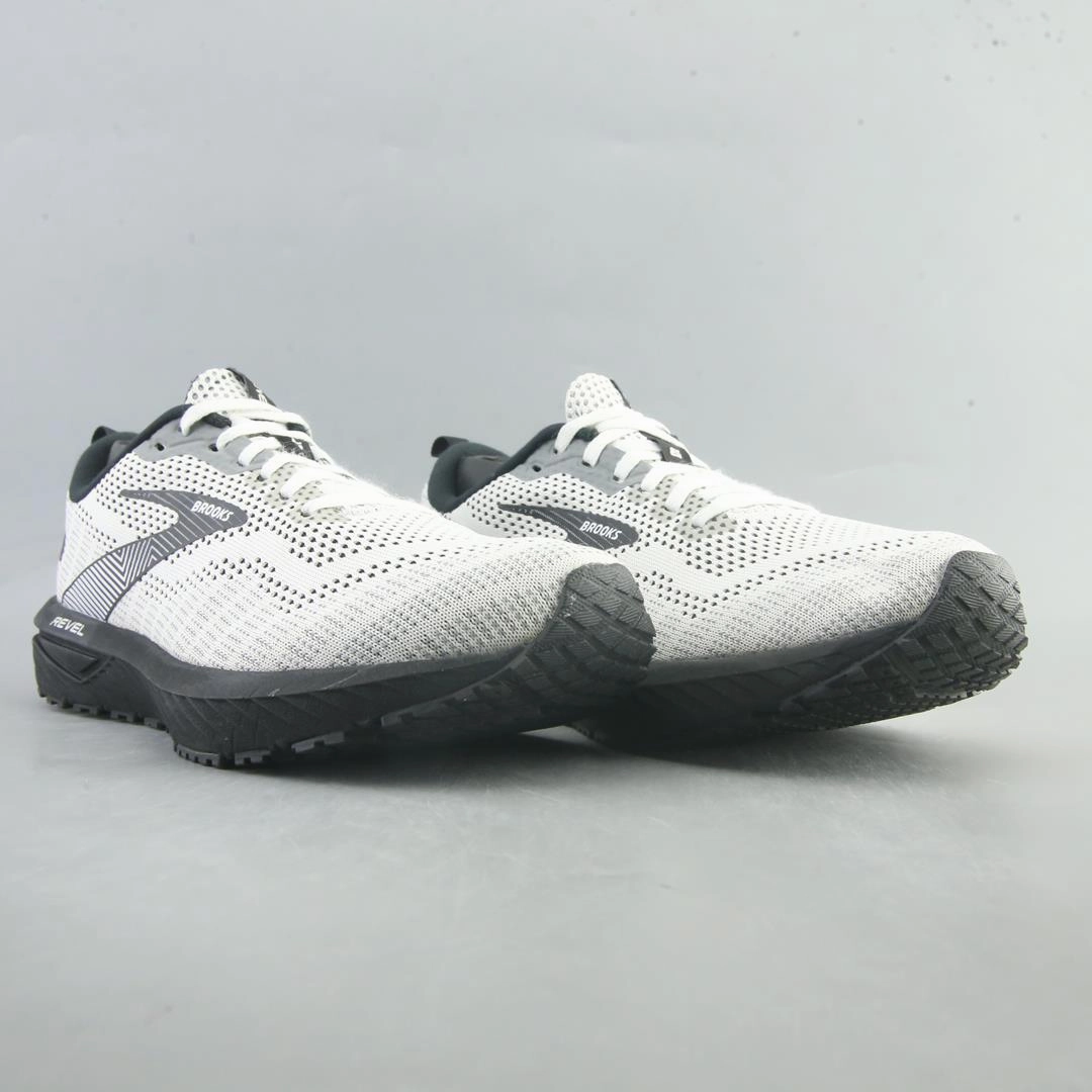 BROOKS REVEL 6 performance running shoe visuals