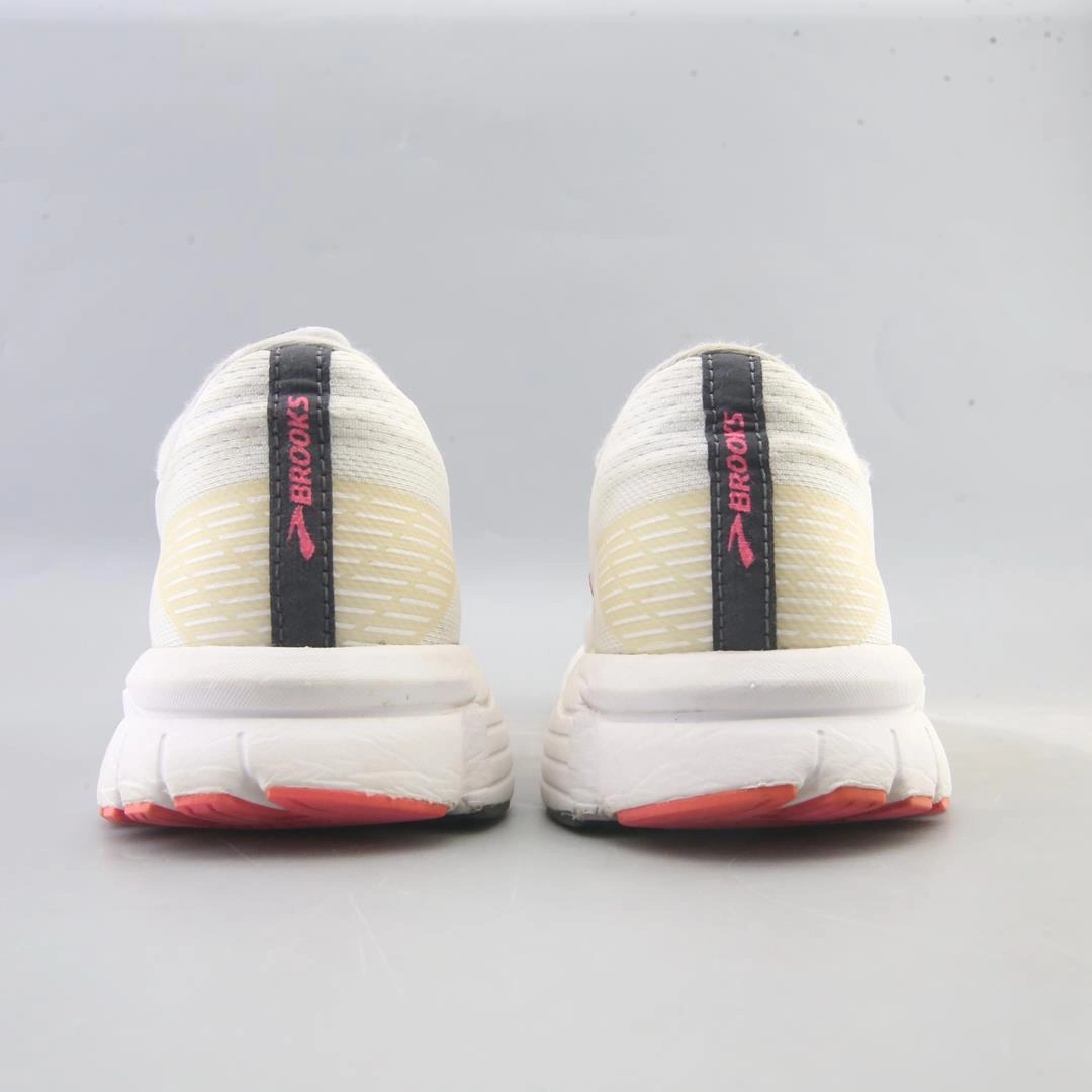 BROOKS SIGNAL 3 Brooks running footwear shots