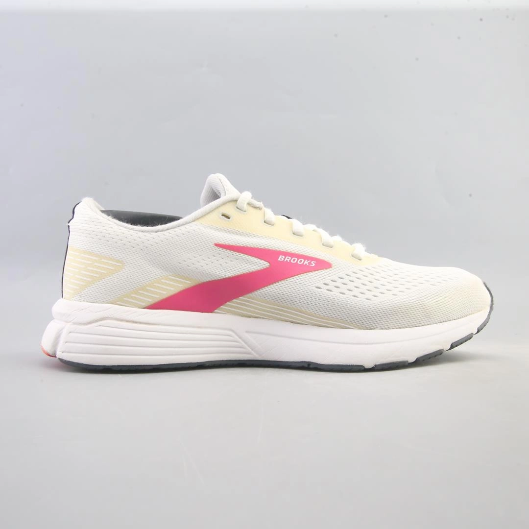 BROOKS SIGNAL 3 Brooks running footwear shots